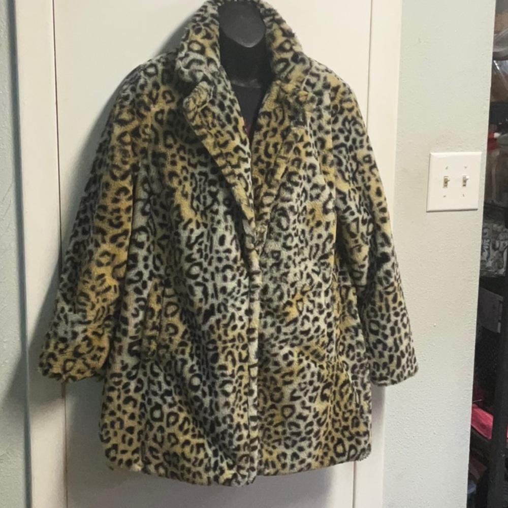Petite Large leopard coat.